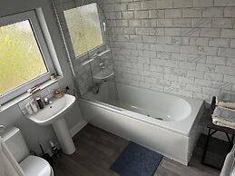 House - Sleeps 4-6 - Parking - Pet Friendly
