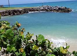 3 Bedroom Beachfront Cozy House