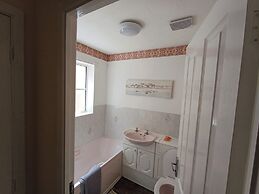 3 Bed House - Sleeps 5 - Pets - Parking