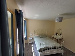 3 Bed House - Sleeps 5 - Pets - Parking