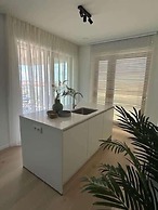 Modern Beach Apartment With Balcony Parking