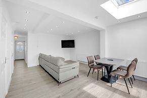 4 Bed - Sleeps 8 - Free Parking - Garden