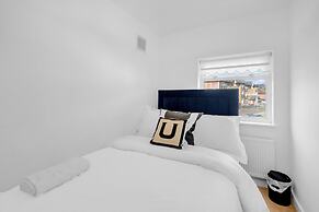 4 Bed - Sleeps 8 - Free Parking - Garden
