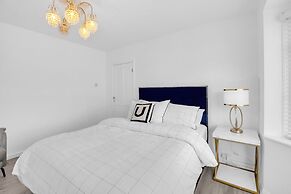4 Bed - Sleeps 8 - Free Parking - Garden