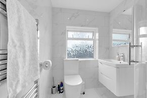 4 Bed - Sleeps 8 - Free Parking - Garden