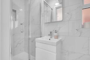 4 Bed - Sleeps 8 - Free Parking - Garden