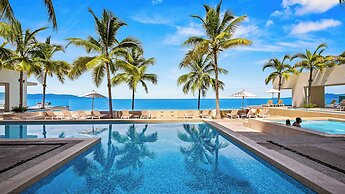 Beachfront 2BR - Pools & Balcony Views