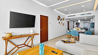 Beachfront 2BR - Pools & Balcony Views