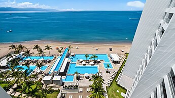 Beachfront 2BR - Pools & Balcony Views