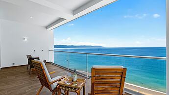 Beachfront 2BR - Pools & Balcony Views