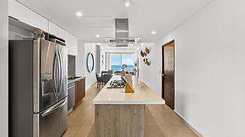 Beachfront 2BR - Pools & Balcony Views