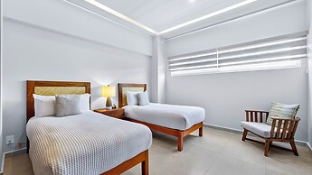 Beachfront 2BR - Pools & Balcony Views