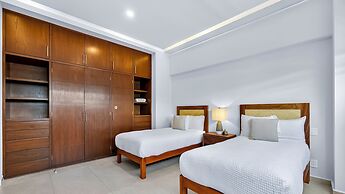 Beachfront 2BR - Pools & Balcony Views
