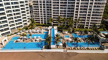 Beachfront 2BR - Pools & Balcony Views
