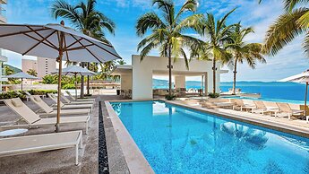Beachfront 2BR - Pools & Balcony Views