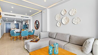 Beachfront 2BR - Pools & Balcony Views