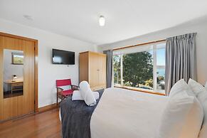 Coningham Beach House - 3 Bedrooms