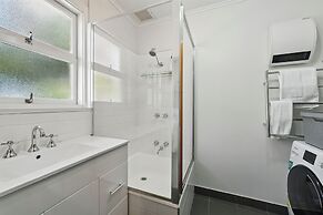 Coningham Beach House - 3 Bedrooms