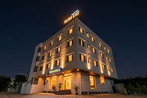 Fabhotel Cozzy Stay