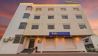 Fabhotel Cozzy Stay