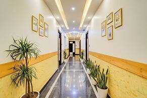Fabhotel Royal Regalia Inn