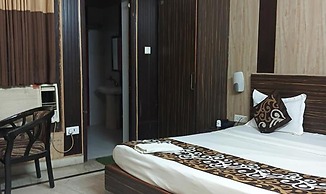 Fabhotel Crown Inn