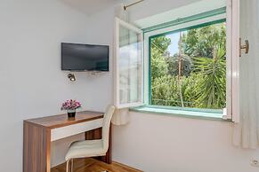 Lady, Cute Studio In Quiet Area