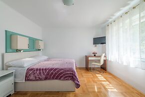 Lady, Cute Studio In Quiet Area