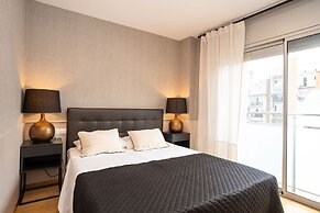 Modern Apartment Near Pl Espa a