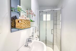 Spacious Central Apt w Private Parking Ocean View
