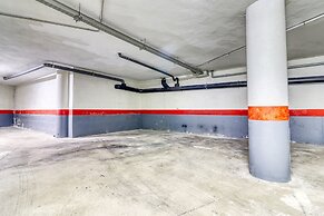 Spacious Central Apt w Private Parking Ocean View