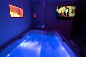 Intimate Flat w/ A/C & Jacuzzi - 2br/6p Montmartre
