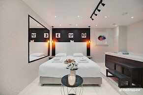 Intimate Flat w/ A/C & Jacuzzi - 2br/6p Montmartre