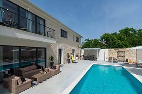 Designer Villa Simone - Modern Heritage Style