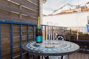 Historical Centre Terrace Aircon by LD Apartments