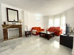 Spacious Poolside 3 Bedroom F-5