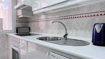 Spacious Poolside 3 Bedroom F-5