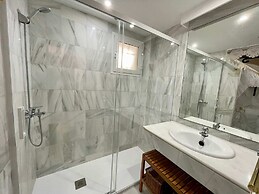 Easy Parking Poolside 2 Bedroom F-5