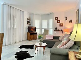 Easy Parking Poolside 2 Bedroom F-5