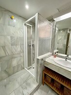 Easy Parking Poolside 2 Bedroom F-5