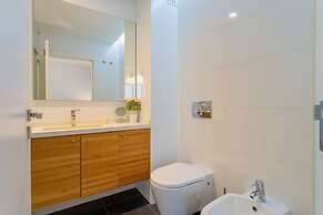 Spacious Lisbon Haven w Lift Garage