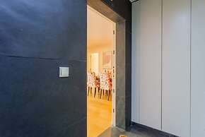 Spacious Lisbon Haven w Lift Garage