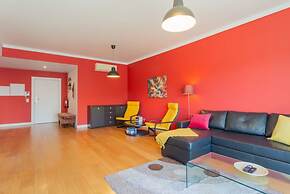 Spacious Lisbon Haven w Lift Garage