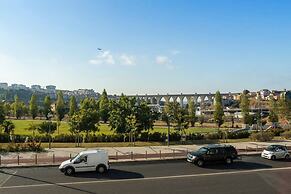 Spacious Lisbon Haven w Lift Garage