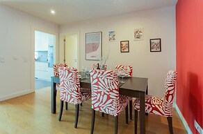 Spacious Lisbon Haven w Lift Garage
