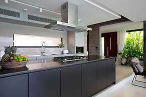 Muscat 3-bedroom Villa With Beach Access