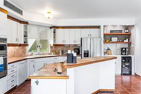 Upscale Villa in Gated Community Beach Access Yari