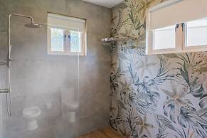 Upscale Villa in Gated Community Beach Access Yari