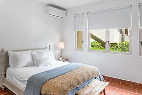 Upscale Villa in Gated Community Beach Access Yari