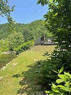 Ellis House Trail Lodging Sleeps 16